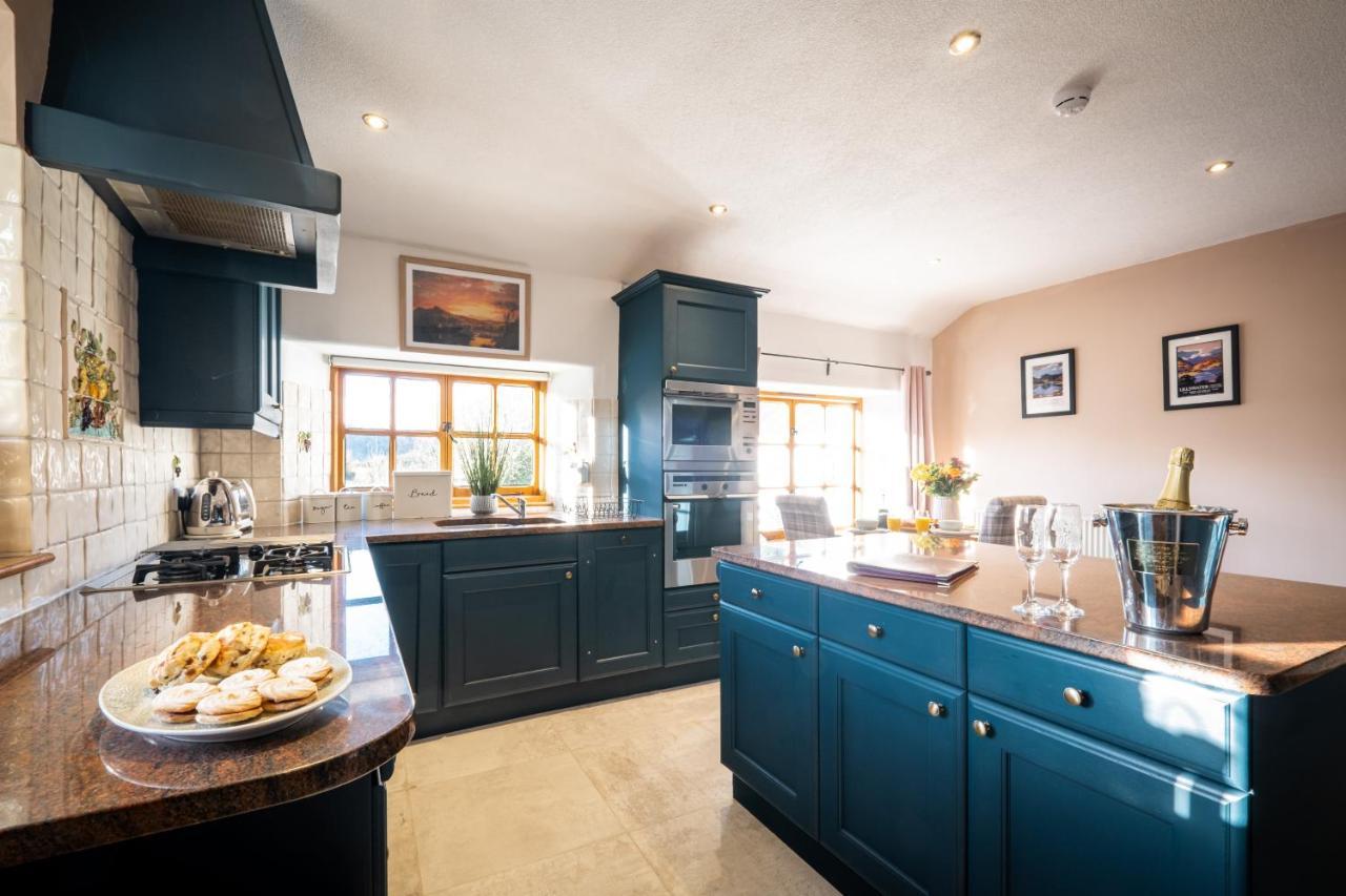 Stunning Cottage Grade 2 Listed With Parking And Hot Tub ボウネス＝オン＝ウィンダミア エクステリア 写真