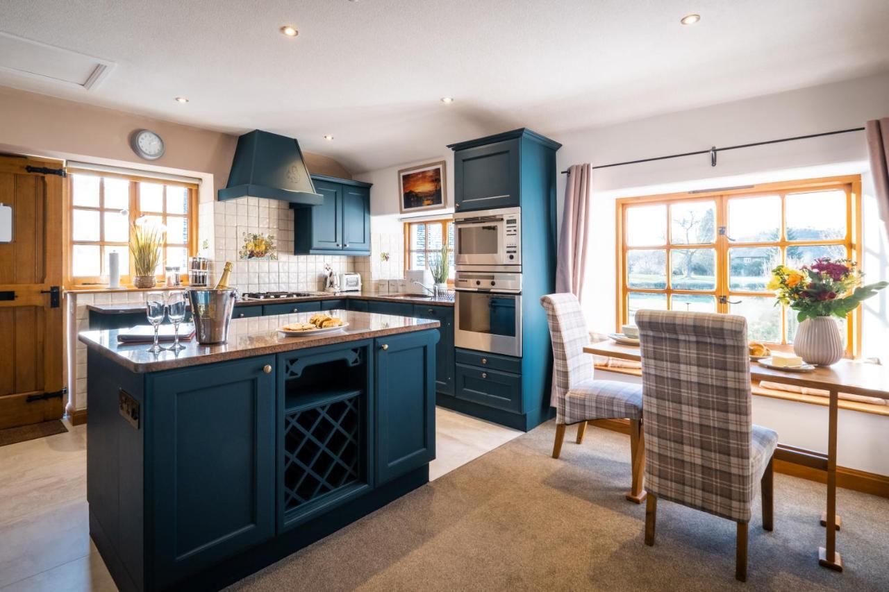 Stunning Cottage Grade 2 Listed With Parking And Hot Tub ボウネス＝オン＝ウィンダミア エクステリア 写真