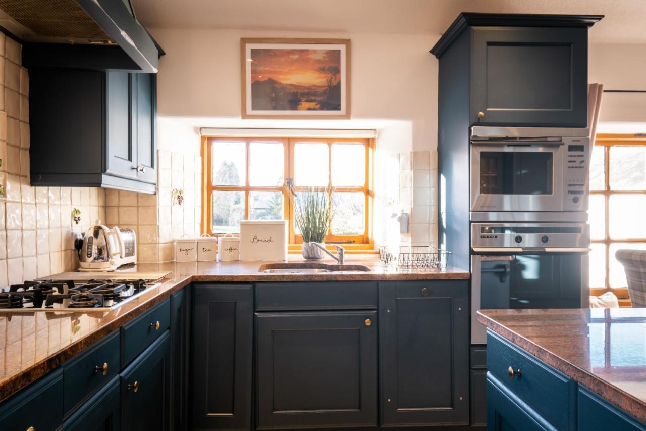 Stunning Cottage Grade 2 Listed With Parking And Hot Tub ボウネス＝オン＝ウィンダミア エクステリア 写真