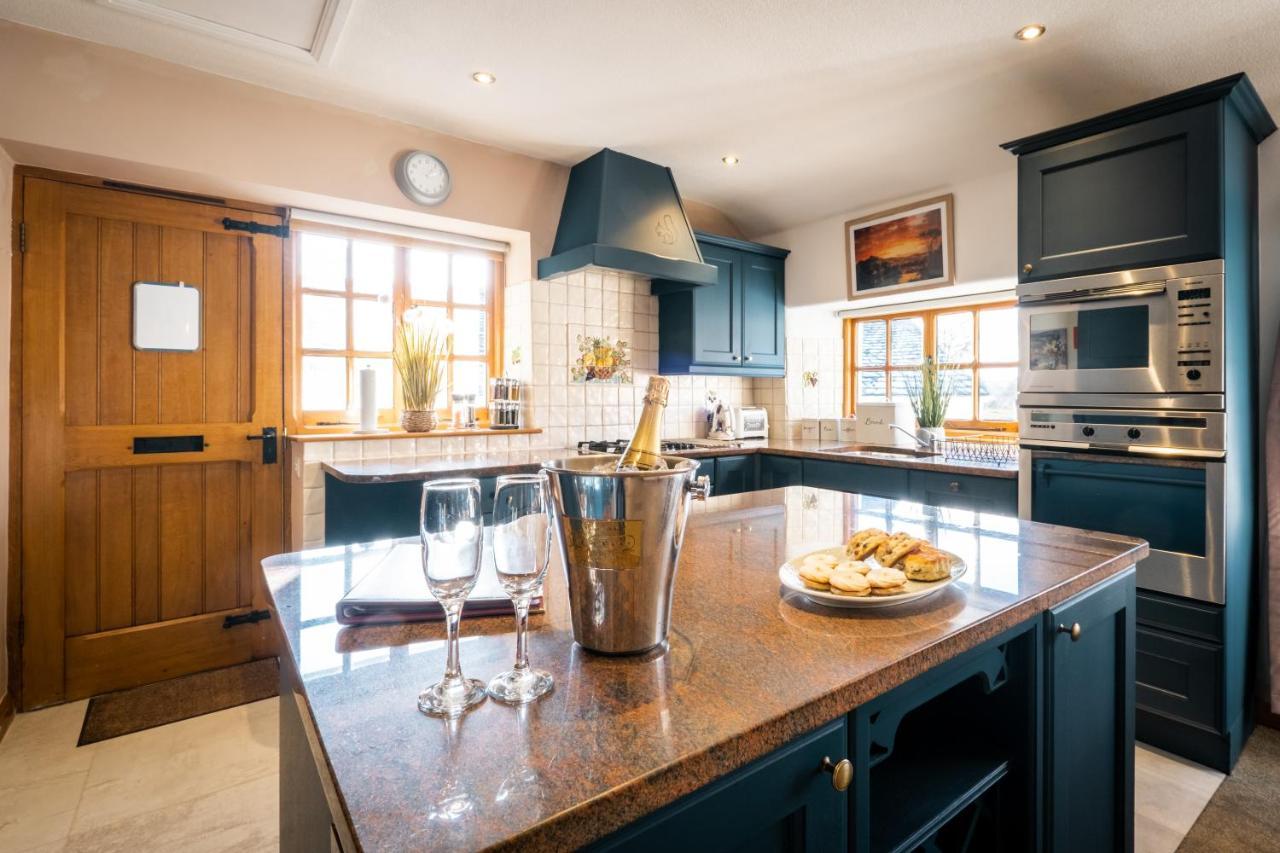 Stunning Cottage Grade 2 Listed With Parking And Hot Tub ボウネス＝オン＝ウィンダミア エクステリア 写真