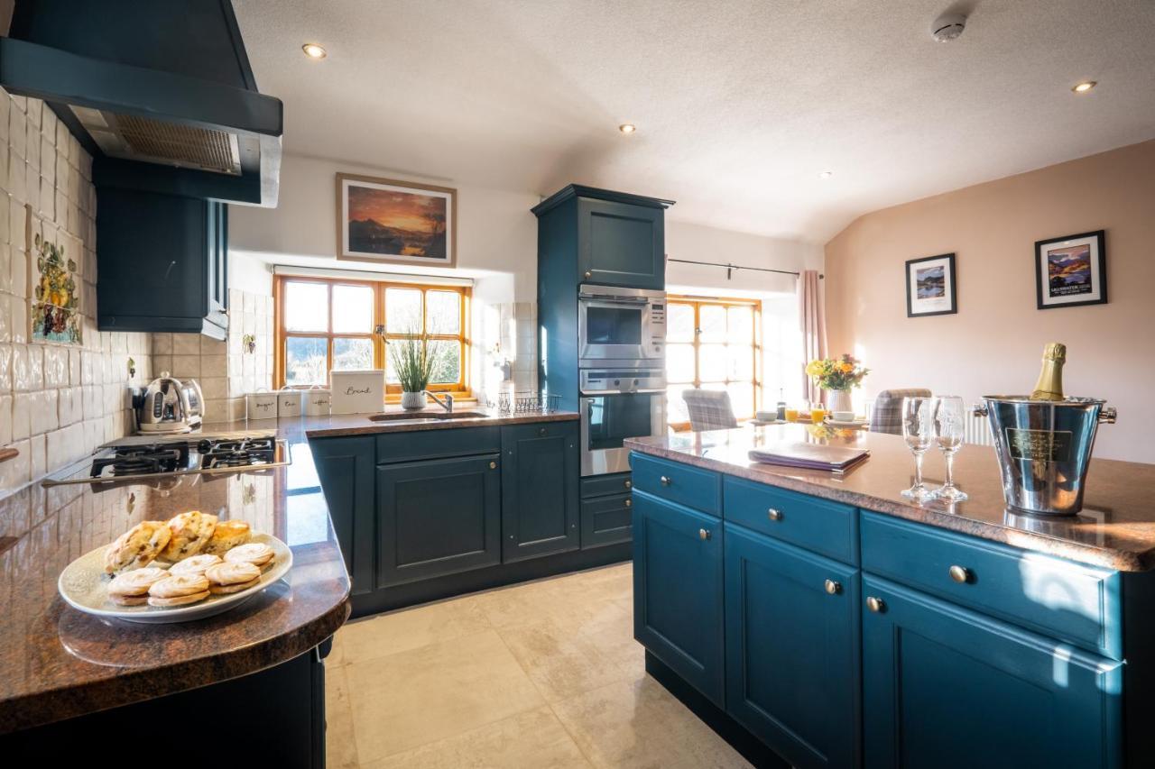 Stunning Cottage Grade 2 Listed With Parking And Hot Tub ボウネス＝オン＝ウィンダミア エクステリア 写真