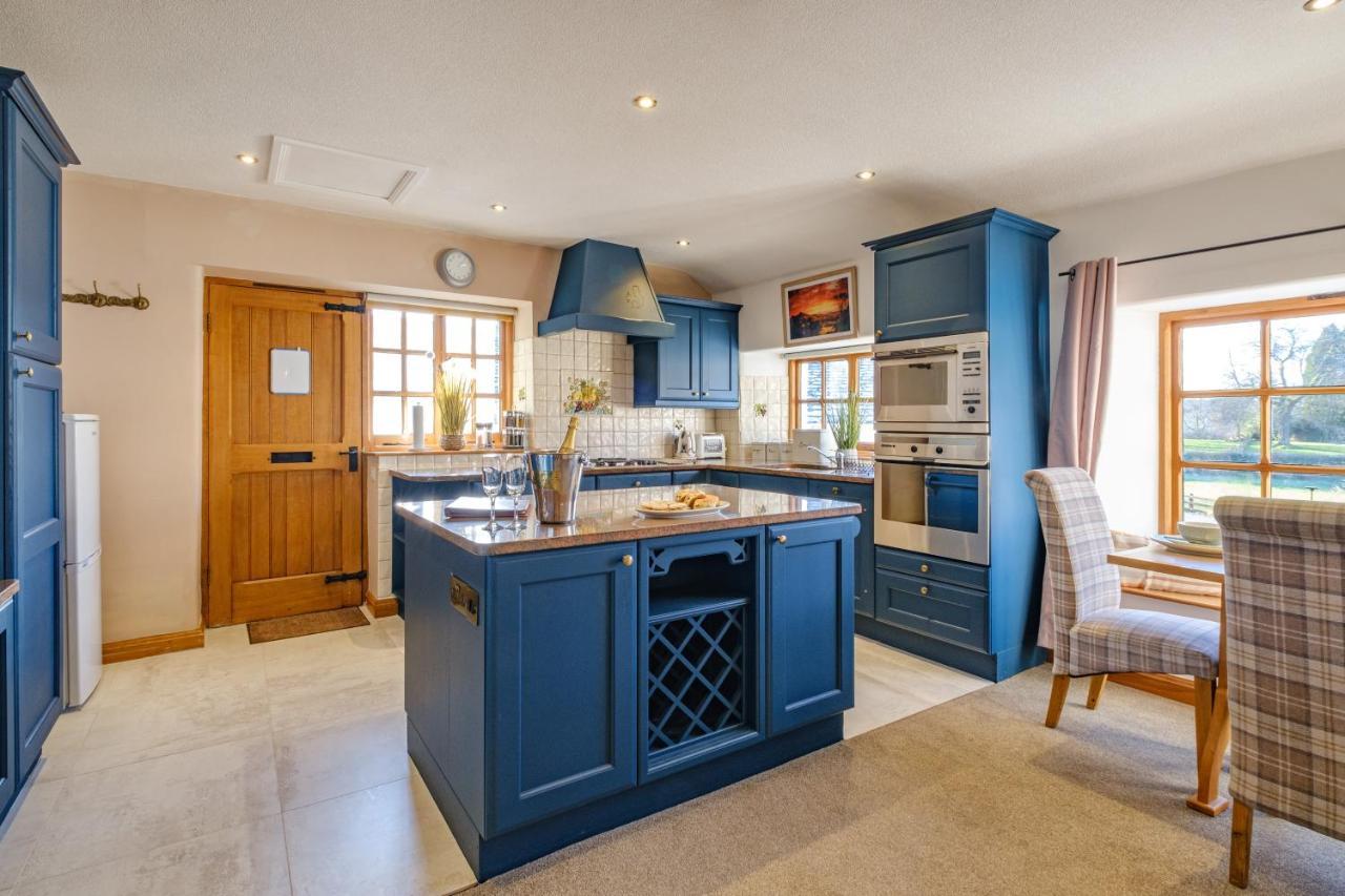 Stunning Cottage Grade 2 Listed With Parking And Hot Tub ボウネス＝オン＝ウィンダミア エクステリア 写真