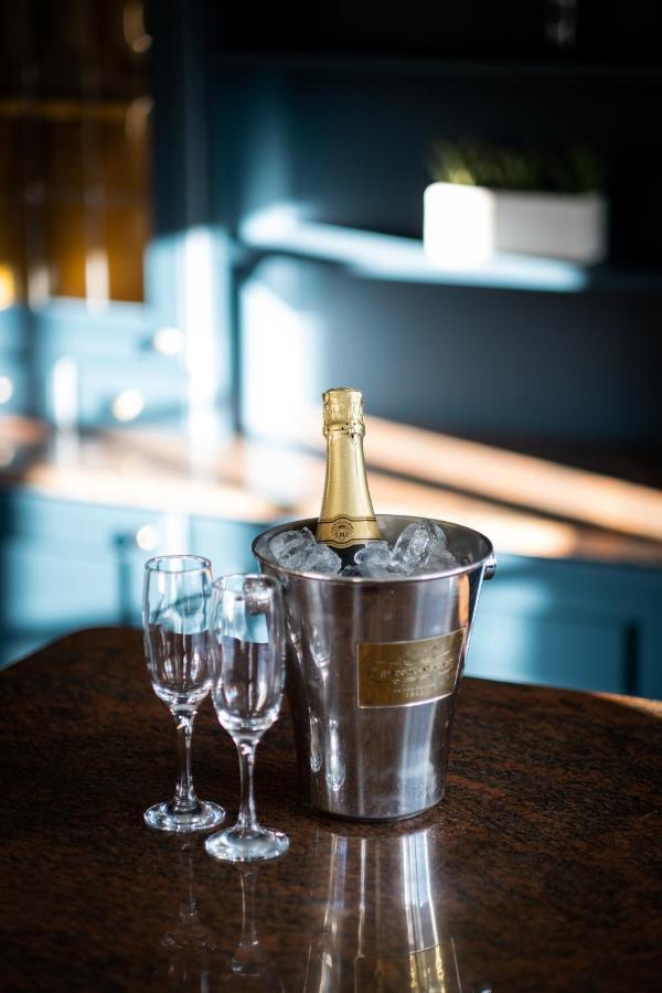 Stunning Cottage Grade 2 Listed With Parking And Hot Tub ボウネス＝オン＝ウィンダミア エクステリア 写真