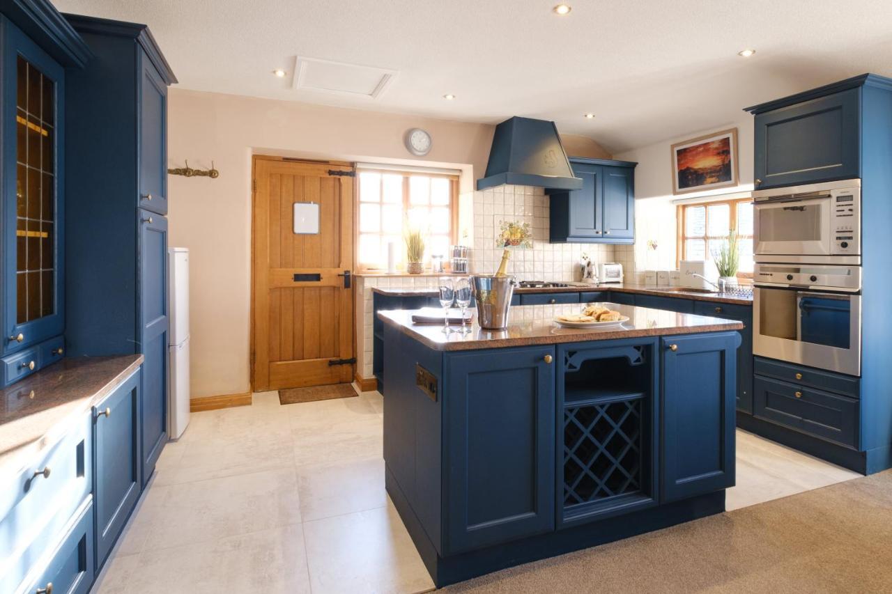 Stunning Cottage Grade 2 Listed With Parking And Hot Tub ボウネス＝オン＝ウィンダミア エクステリア 写真