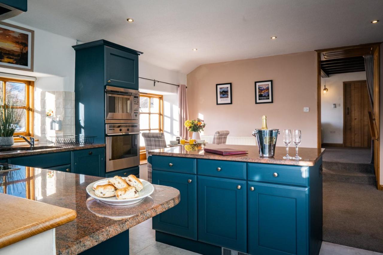Stunning Cottage Grade 2 Listed With Parking And Hot Tub ボウネス＝オン＝ウィンダミア エクステリア 写真