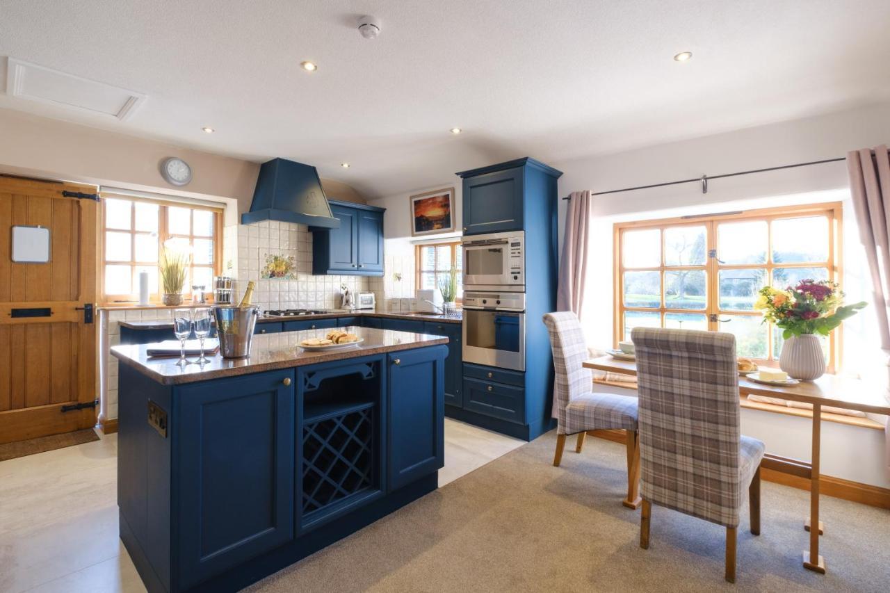 Stunning Cottage Grade 2 Listed With Parking And Hot Tub ボウネス＝オン＝ウィンダミア エクステリア 写真