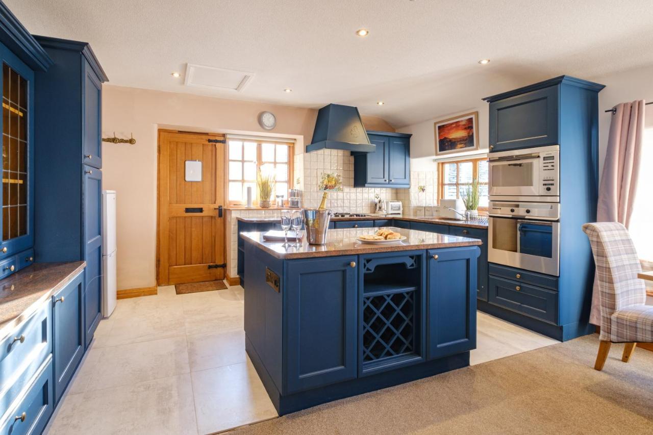 Stunning Cottage Grade 2 Listed With Parking And Hot Tub ボウネス＝オン＝ウィンダミア エクステリア 写真