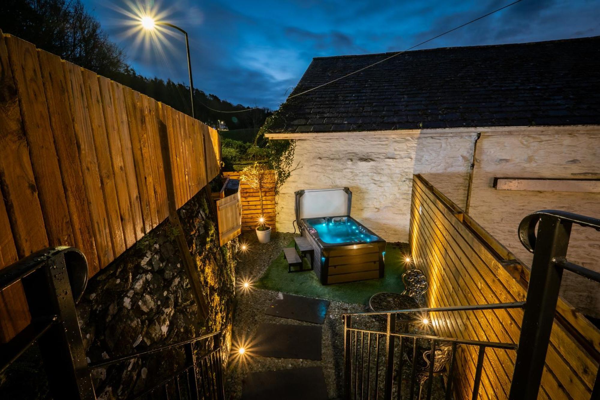Stunning Cottage Grade 2 Listed With Parking And Hot Tub ボウネス＝オン＝ウィンダミア エクステリア 写真