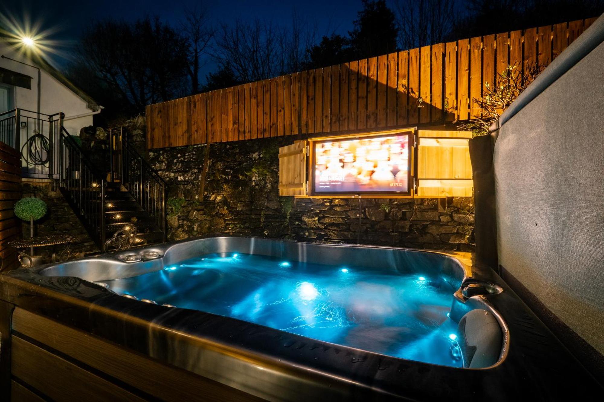 Stunning Cottage Grade 2 Listed With Parking And Hot Tub ボウネス＝オン＝ウィンダミア エクステリア 写真
