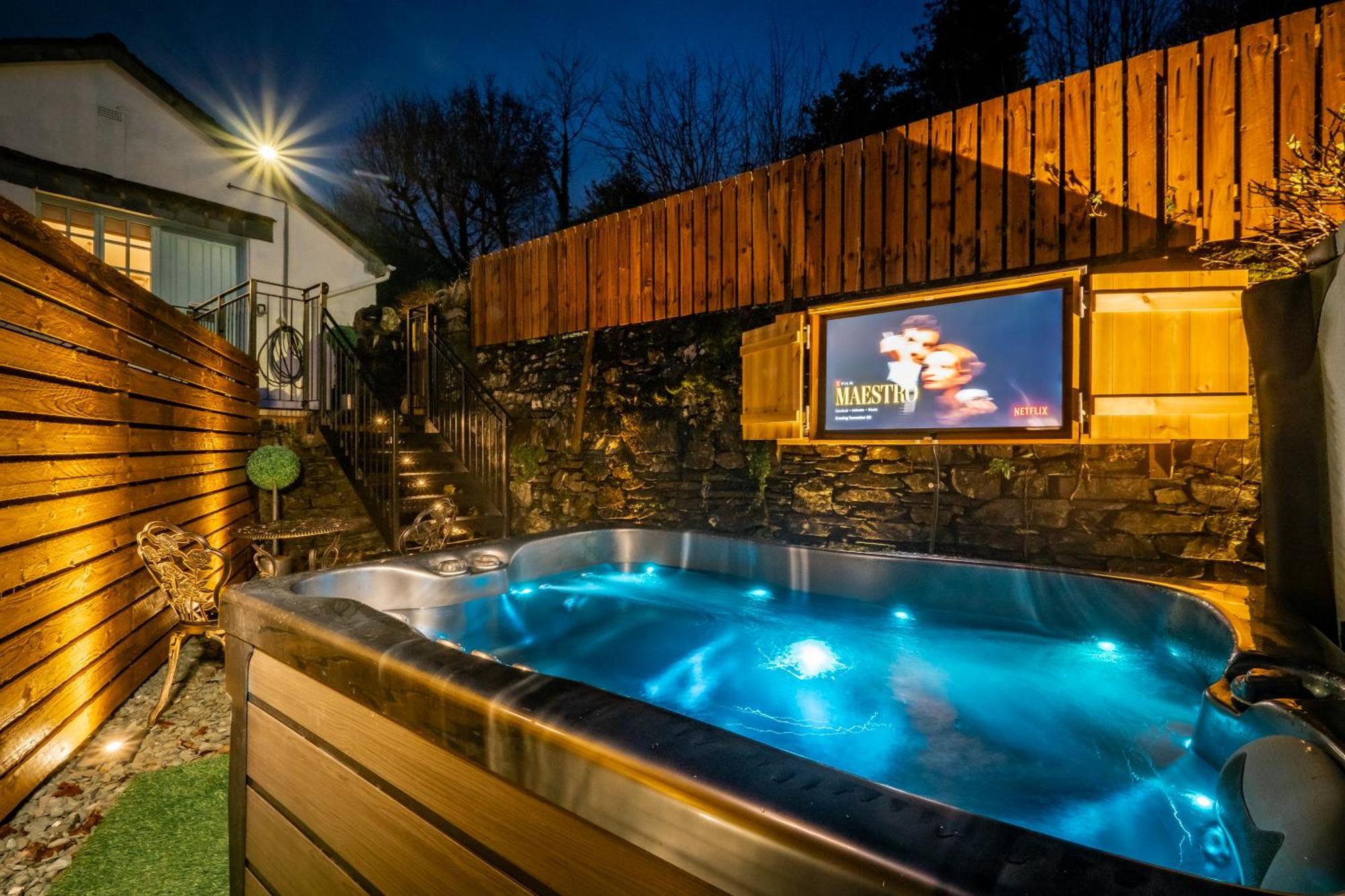 Stunning Cottage Grade 2 Listed With Parking And Hot Tub ボウネス＝オン＝ウィンダミア エクステリア 写真