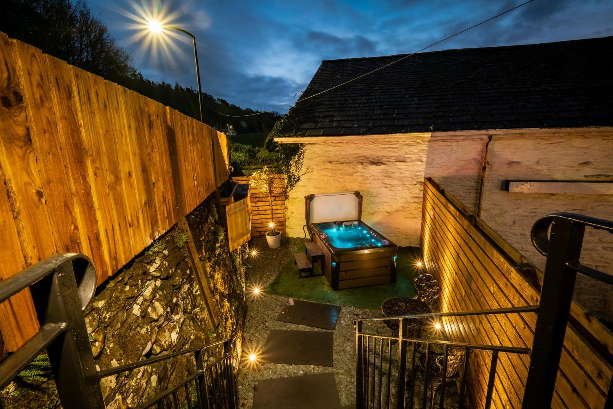 Stunning Cottage Grade 2 Listed With Parking And Hot Tub ボウネス＝オン＝ウィンダミア エクステリア 写真