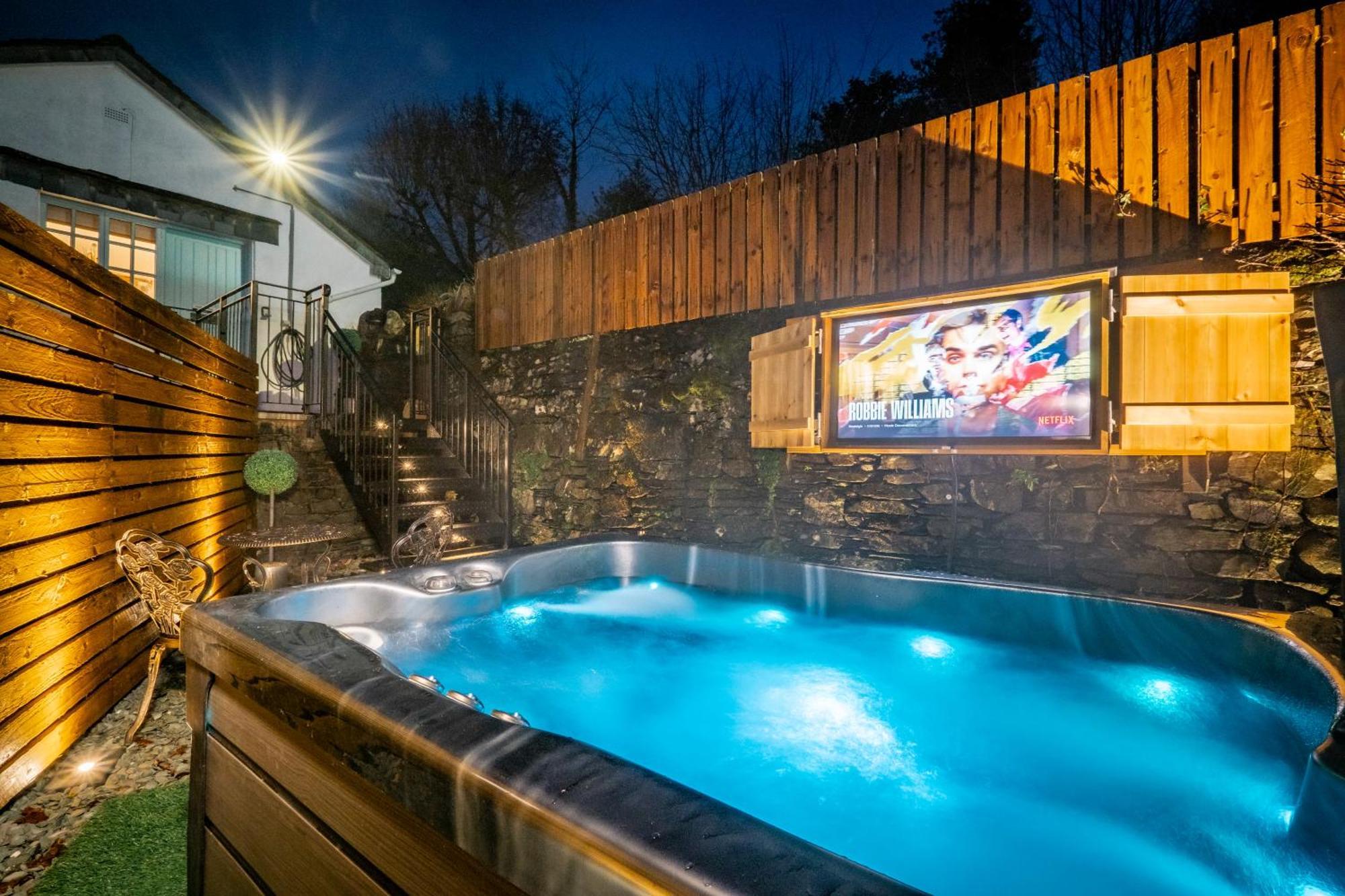 Stunning Cottage Grade 2 Listed With Parking And Hot Tub ボウネス＝オン＝ウィンダミア エクステリア 写真