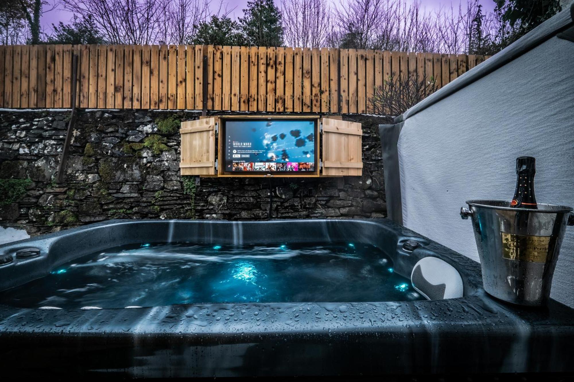 Stunning Cottage Grade 2 Listed With Parking And Hot Tub ボウネス＝オン＝ウィンダミア エクステリア 写真