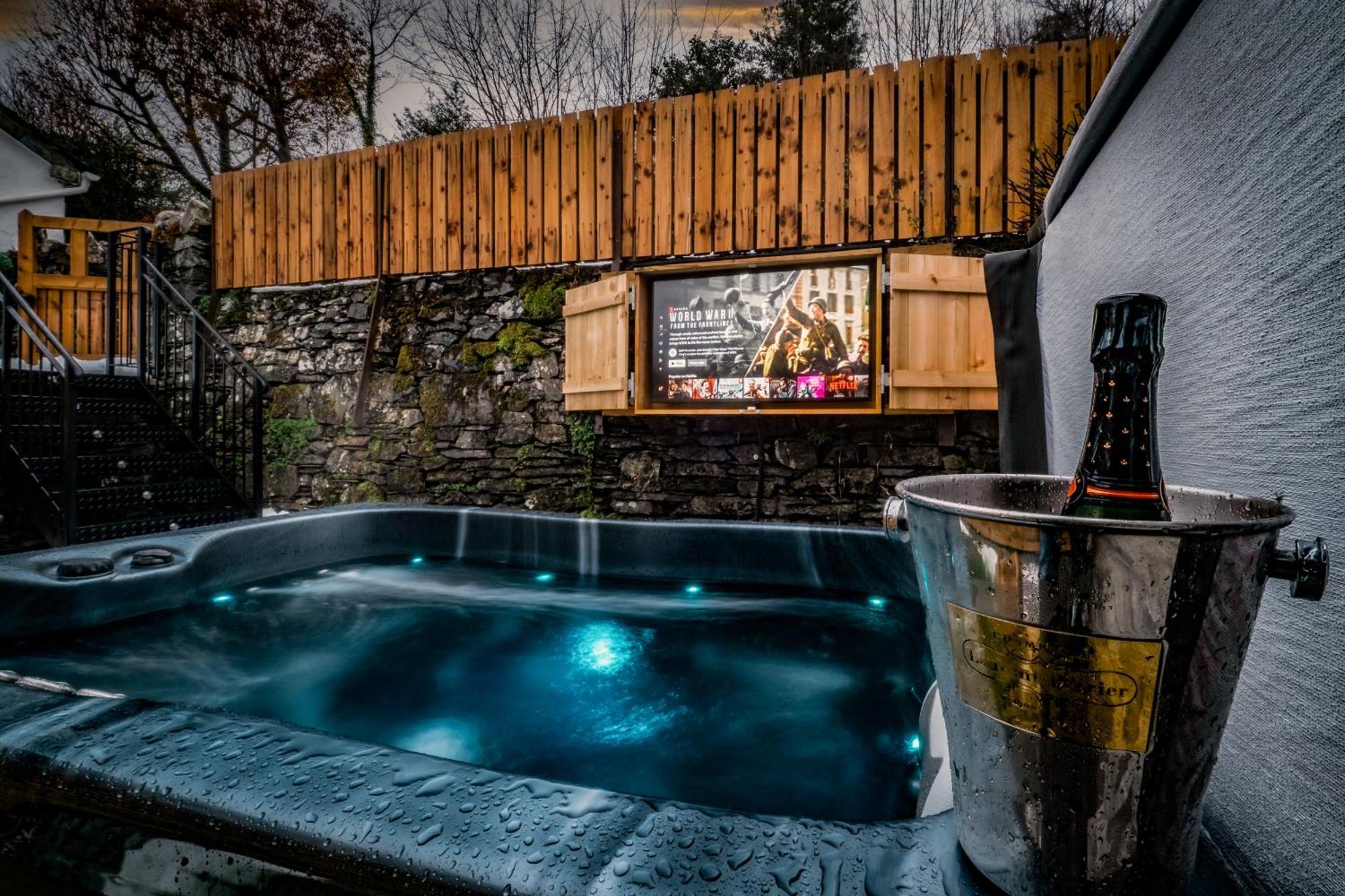 Stunning Cottage Grade 2 Listed With Parking And Hot Tub ボウネス＝オン＝ウィンダミア エクステリア 写真